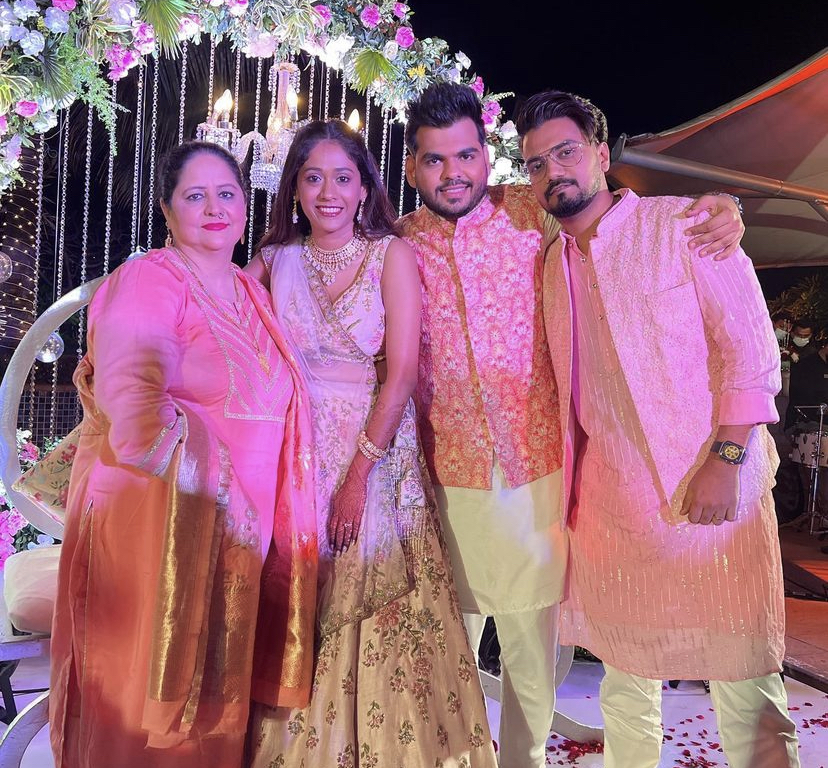 Heena Khan with family at her friend Heena Lad's engagement- pics ...