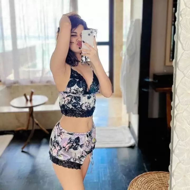 Avneet kaur sizzles in short dress,Shares her super selfie with her fans