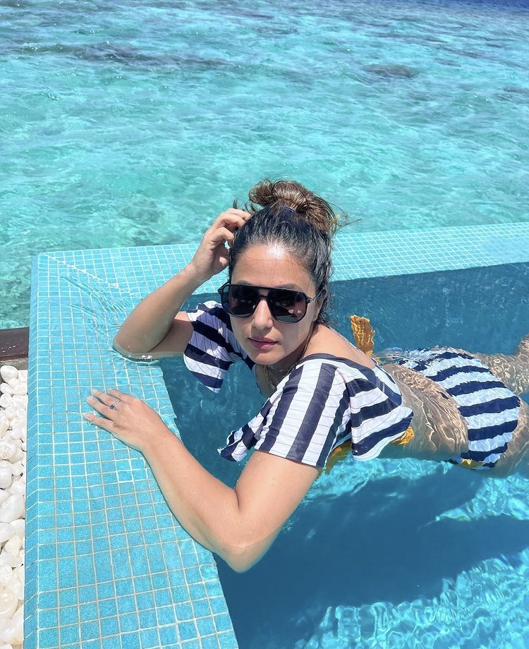 Hina Khan slips into a stylish bikini as she takes a dip in the pool ...