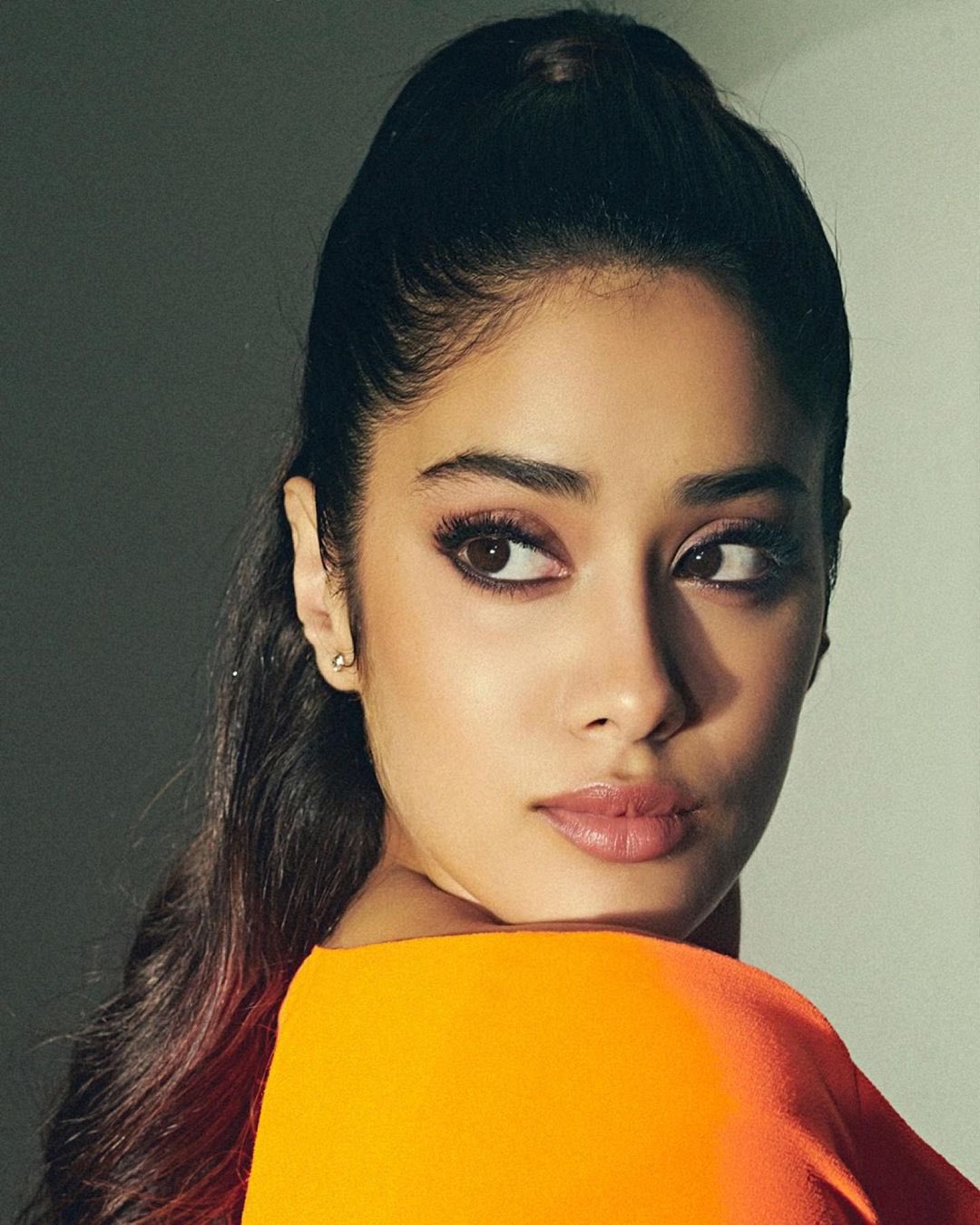 Janhvi Kapoor Makes Jaws Drop As She Oozes Hotness In A Sexy Orange ...