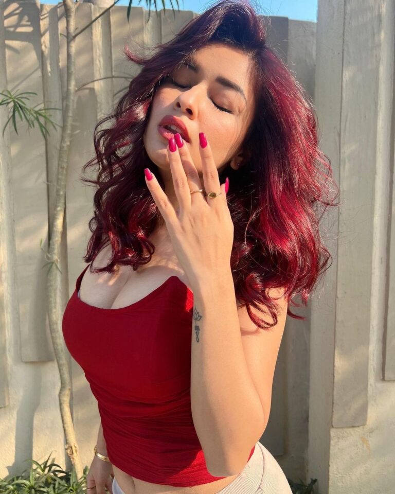 Avneet Kaur looks ravishing in red in these sun-kissed shots!